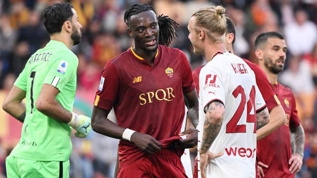 Tammy Abraham dari AS Roma berbicara dengan Simon Kjaer dari AC Milan saat pertandingan di Stadio Olimpico, Roma, Italia. Foto: Alberto Lingria/Reuters 
