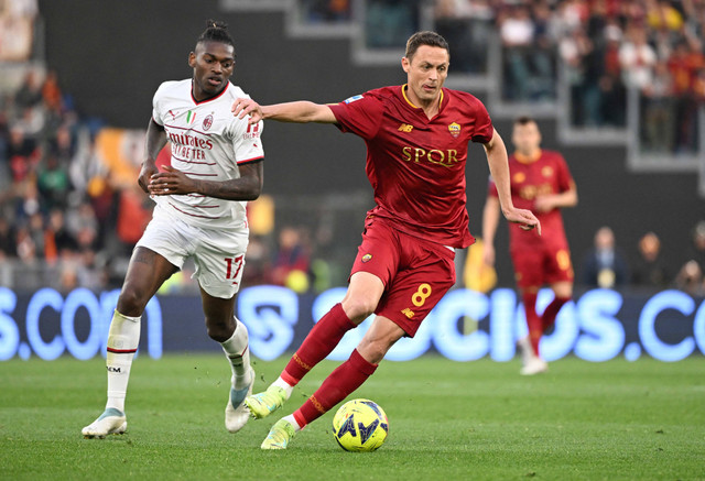 Nemanja Matic dari AS Roma duel dengan Rafael Leao dari AC Milan saat pertandingan di Stadio Olimpico, Roma, Italia. Foto: Alberto Lingria/Reuters 