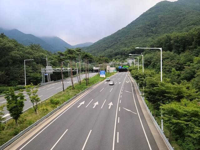 Ilustrasi kepanjangan tol Kalikangkung, Foto oleh KG Baek di Unsplash