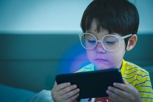 gambar ilustrasi anak bermain gadget ( sumber : https://pixabay.com/id/photos/ )
