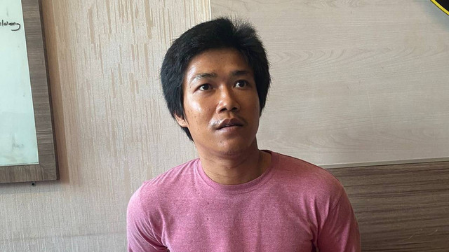 Seorang ayah bernama Muhammad Qodad Afalul (29) membunuh anaknya berinisial AZ (9) saat tertidur di kamar rumahnya di Desa Plampang, Menganti, Gresik. Foto: Polres Gresik 
