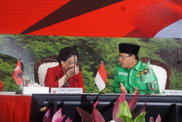 Ketum PDIP Megawati Soekarnoputi (kiri) bersama Plt Ketum PPP Mardiono di DPP PDIP, Minggu (30/4/2023). Foto: Iqbal Firdaus/kumparan