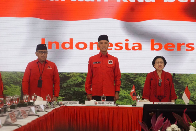 (kiri-kanan) Sekjen PDIP Hasto Kristiyanto, Capres PDIP Ganjar Pranowo dan Ketum PDIP Megawati Soekarnoputi di DPP PDIP, Minggu (30/4/2023). Foto: Iqbal Firdaus/kumparan