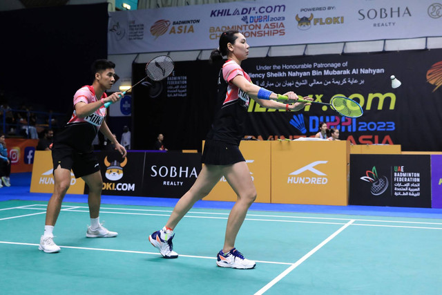 Ganda campuran Indonesia, Dejan Ferdinansyah/Gloria Widjaja, melawan Jiang Zhen Bang/Wei Ya Xin di Sheikh Rashid Bin Hamdan Indoor Hall, Al Nasr Club, Dubai, Uni Emirat Arab, Sabtu (29/4). Foto: PBSI