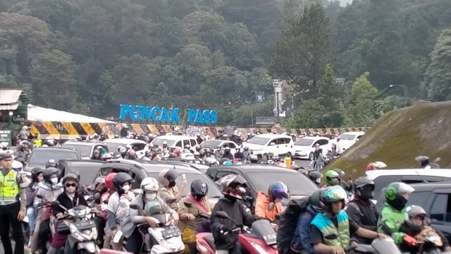 Kondisi antrean kendaraan di Puncak, Bogor, Minggu (30/4/2023).  Foto: Dok. Istimewa