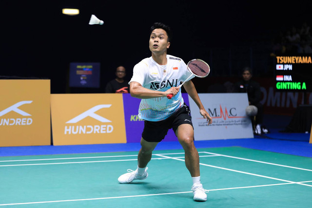 Anthony Ginting saat melawan Kanta Tsuneyama di Semifinal Kejuaraan Bulu Tangkis Asia 2023 di Sheikh Rashid Bin Hamdan Indoor Hall, Al Nasr Club, Dubai, Uni Emirat Arab, Sabtu (29/4). Foto: PBSI