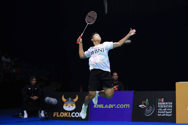 Anthony Ginting saat melawan Kanta Tsuneyama di Semifinal Kejuaraan Bulu Tangkis Asia 2023 di Sheikh Rashid Bin Hamdan Indoor Hall, Al Nasr Club, Dubai, Uni Emirat Arab, Sabtu (29/4). Foto: PBSI
