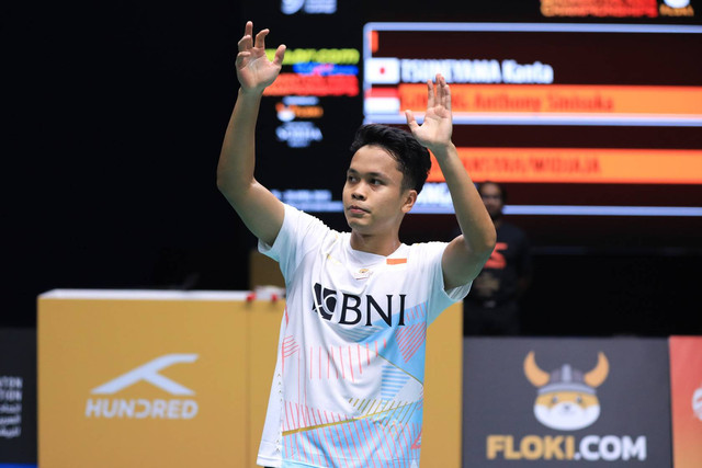 Anthony Ginting saat melawan Kanta Tsuneyama di Semifinal Kejuaraan Bulu Tangkis Asia 2023 di Sheikh Rashid Bin Hamdan Indoor Hall, Al Nasr Club, Dubai, Uni Emirat Arab, Sabtu (29/4). Foto: PBSI