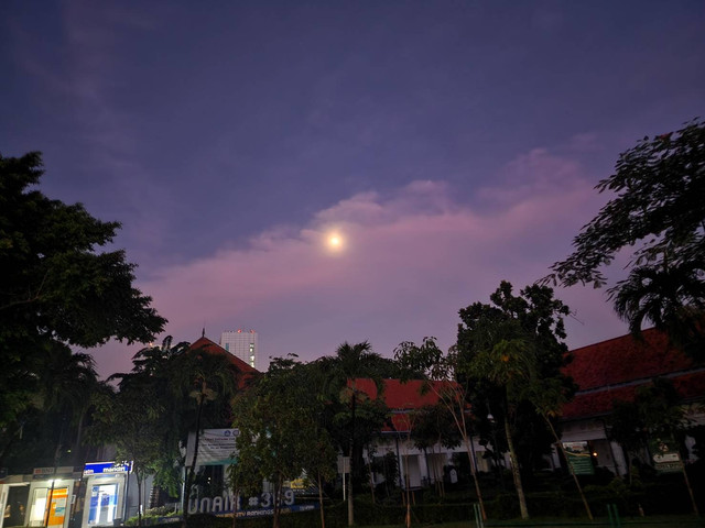Suasana malam hari di Fakultas Kedokteran Universitas Airlangga. Dokumentasi pribadi penulis.