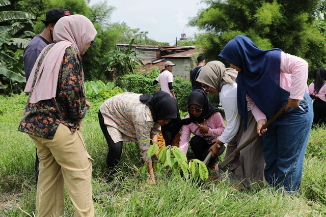 Srikandi Ganjar Sumut bersama komunitas mahasiswa pecinta lingkungan Kota Medan dalam menggelar kegiatan "Sumut Go Green", Minggu (30/4). Foto: Dok. Istimewa