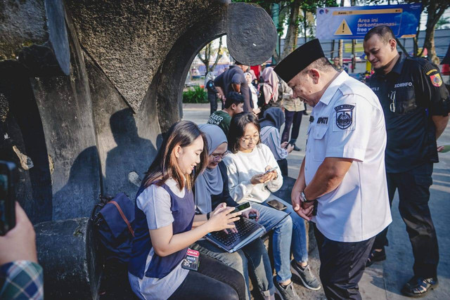 Bupati Jember Hendy Siswanto saat bertemu warga yang menggunakan fasilitas Wi-Fi gratis di Alun-Alun Jember. Foto: Dok. Istimewa