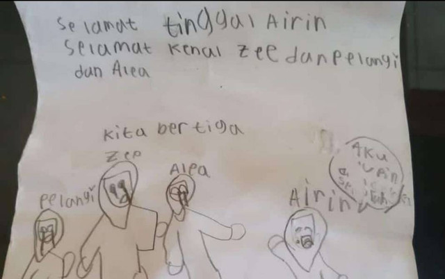 Polisi menemukan secarik kertas bertuliskan sebuah pesan dan gambar saat olah TKP dalam kasus ayah bunuh anaknya di Desa Plampang, Menganti, Gresik. Foto: Dok. Istimewa