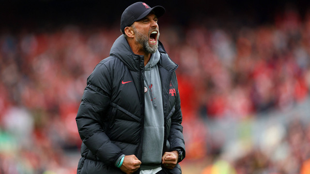 Pelatih Liverpool, Juergen Klopp, berselebrasi saat laga kontra Tottenam Hotspur di Liga Inggris pada 30 April 2023 di Stadion Anfield. Foto: REUTERS/Carl Recine