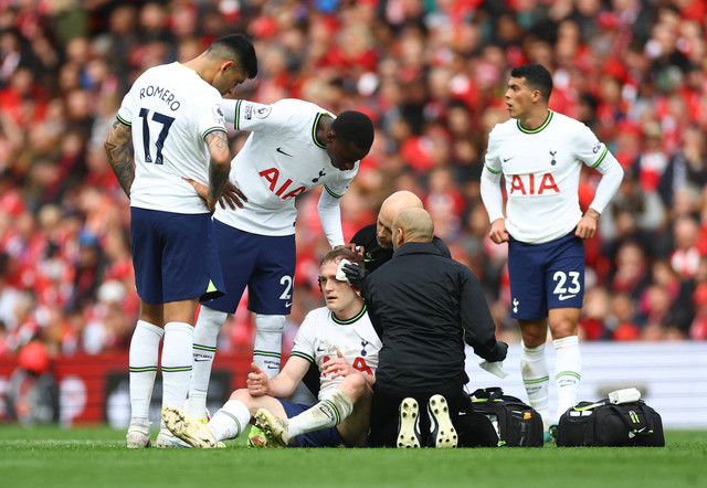 Pelatih Tottenham Hotspur, Oliver Skipp, mendapat perawatan saat laga kontra Liverpool di Liga Inggris pada 30 April 2023 di Stadion Anfield. Foto: REUTERS/Carl Recine