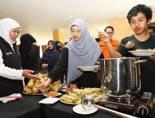 Gubernur Khofifah Indar Parawansa saat menjamu para pengungsi dari Sudan, Minggu (30/4) kemarin. Foto: Humas Pemprov Jatim