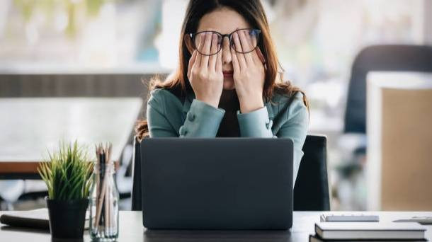 Sumber gambar: https://media.istockphoto.com/id/1371866602/id/foto/konsep-burnout-syndrome-business-woman-merasa-tidak-nyaman-bekerja-yang-disebabkan-oleh-stres.jpg?s=612x612&w=0&k=20&c=h44vYYudlJzrbnzweEbGEZg9GmXVsmmnWPu1m2ofwHo=