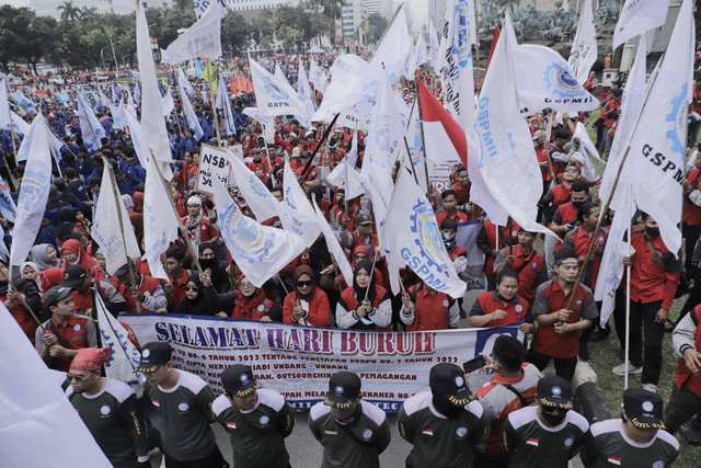Sejumlah buruh dan kelompok massa melakukan aksi unjuk rasa dalam perayaan May Day di kawasan Monas, Senin (1/5/2023). Foto: Iqbal Firdaus/kumparan