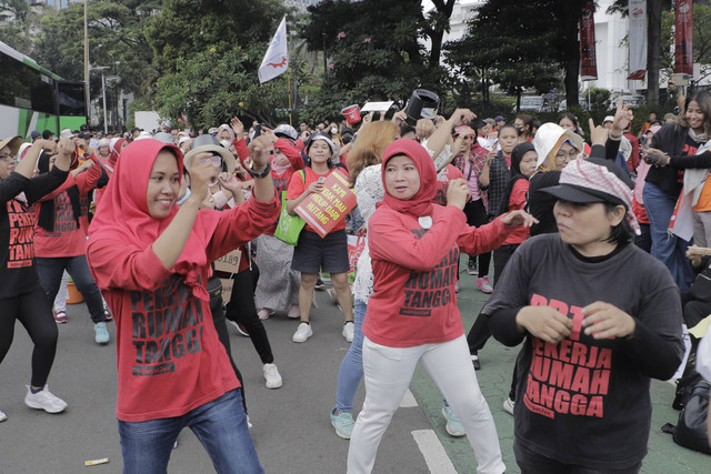 Sejumlah buruh dan kelompok massa melakukan aksi unjuk rasa dalam perayaan May Day di kawasan Monas, Senin (1/5/2023). Foto: Iqbal Firdaus/kumparan