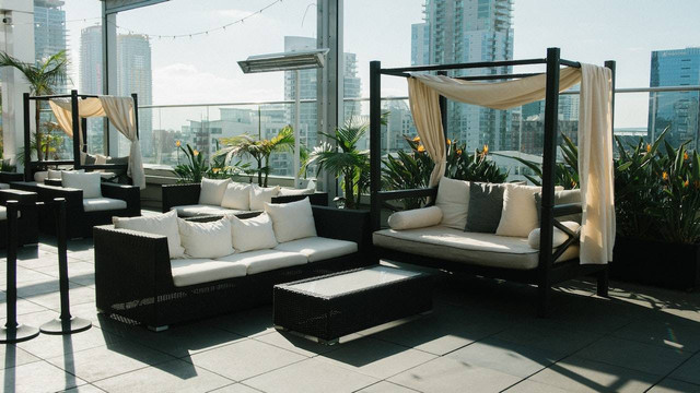 Ilustrasi cafe rooftop di Jakarta Timur. Sumber: Pexels/Athena