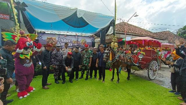 Wabup Banyuwangi Sugirah melepas keberangkatan dokar Puter Kayun