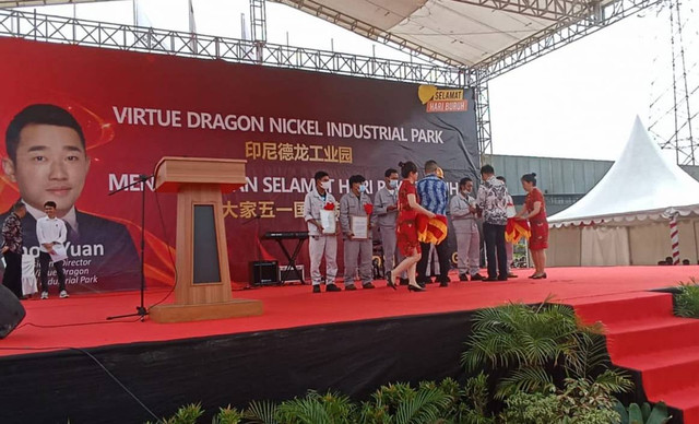 PT VDNI dan OSS saat memberikan penghargaan kepada karyawan berprestasi. Foto: Istimewa