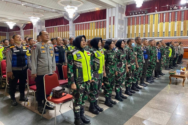 Kegiatan silaturahmi Babinsa-Bhabinkamtibmas di Masjid Pusdai, Kota Bandung. Foto: Rachmadi Rasyad/kumparan