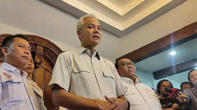 Ganjar Pranowo bertemu dengan perwakilan buruh yang diwakili oleh Presiden KSPSI Andi Gani Nena Wea di Dharmawangsa, Senin (1/5). Foto: Thomas Bosco/kumparan