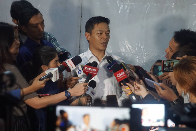 Waketum Gerindra Sugiono menyampaikan konferensi pers terkait pertemuan Wiranto dan Prabowo Subianto di Babakan Madang, Bogor, Senin (1/5).
 Foto: Iqbal Firdaus/kumparan