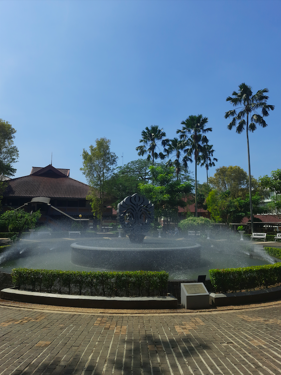 Makara Fakultas Ekonomi Bisnis Universitas Indonesia. Aset: Lingga.