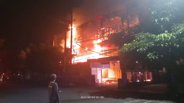 Malang Plaza Terbakar, Warga Panik dan Pilih Keluar Kampung