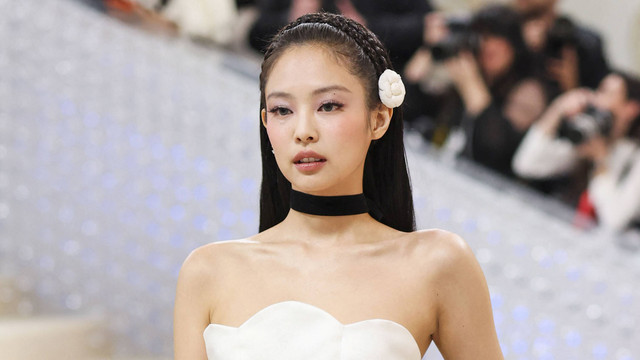 Jennie Kim berpose di Met Gala di New York City, Amerika Serikat pada Senin (1/5/2023). Foto: Andrew Kelly/Reuters