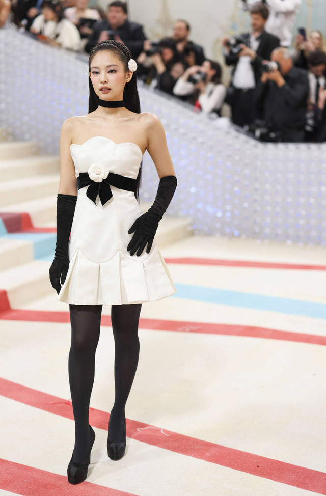 Jennie Kim berpose di Met Gala di New York City, Amerika Serikat pada Senin (1/5/2023). Foto: Andrew Kelly/Reuters