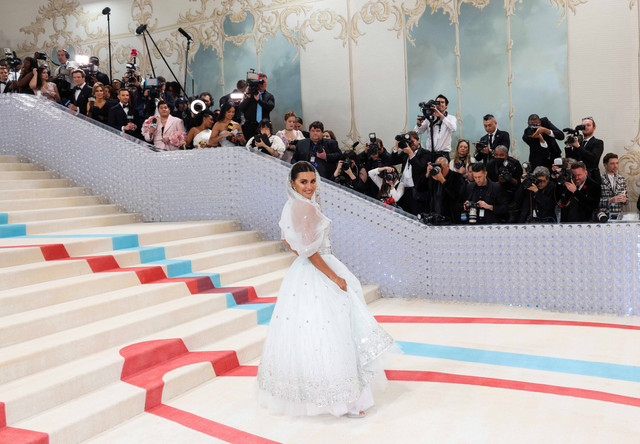 Penelope Cruz berpose di Met Gala 2023 di New York City, Amerika Serikat pada Senin (1/5/2023). Foto: Andrew Kelly/Reuters