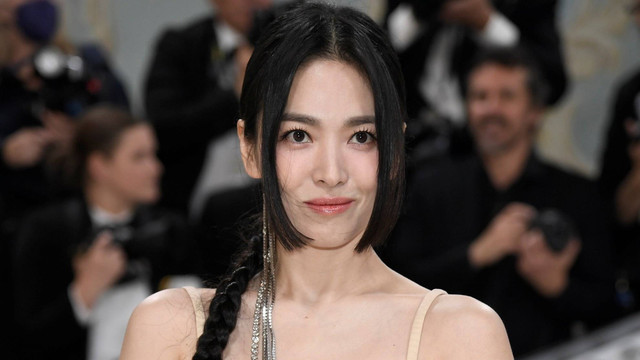 Song Hye Kyo berpose di Met Gala di New York City, Amerika Serikat pada Senin (1/5/2023). Foto: Evan Agostini/Invision/AP