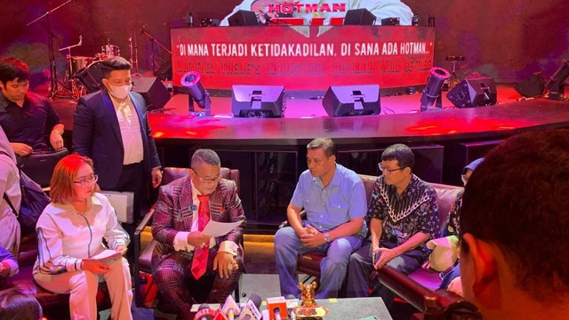 Preskon Hotman Paris dengan Keluarga alm Aisiah Hasibuan yg jatuh di lift Bandara Kualanamu. Foto: Paulina Herasmaranindar/kumparan