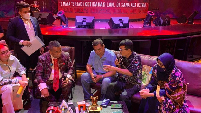 Preskon Hotman Paris dengan Keluarga alm Aisiah Hasibuan yg jatuh di lift Bandara Kualanamu. Foto: Paulina Herasmaranindar/kumparan