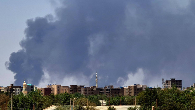 Asap mengepul di atas gedung-gedung di Khartoum pada 1 Mei 2023 saat bentrokan mematikan selama konflik. Foto: AFP