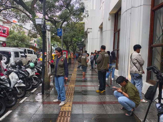 Komunitas PH Braga Street Photo yang sedang berada di Jalan Braga. Foto : Dokumentasi Pribadi