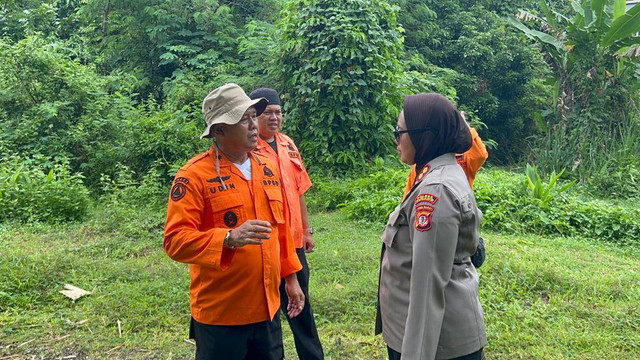 Tim SAR melakukan pencarian Darel, bocah 3 tahun yang hilang di Subang. Foto: Polsek Kalijati