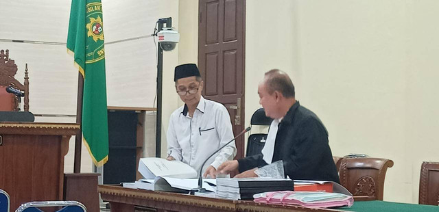 Mantan Rektor Universitas Lampung,  Karomani saat menjalani sidang lanjutan dengan agenda membacakan nota pembelaan atau pledoi, Selasa (2/5). | Foto : Galih Prihantoro/ Lampung Geh