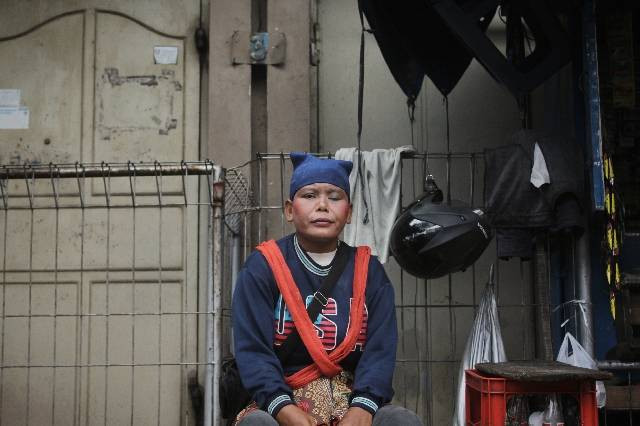 Potret Ibu Suprayati menggunakan kostum penari dan riasan sederhana. Sumber : Dokumentasi Pribadi.