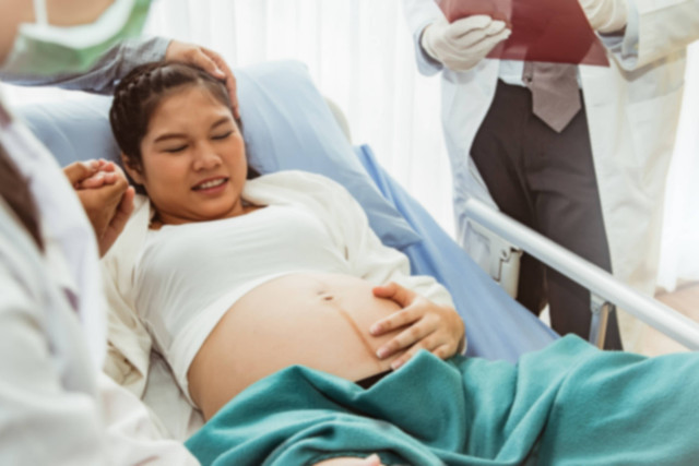 Ilustrasi ibu melahirkan. Foto: chalermphon_tiam/Shutterstock