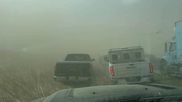 Pemandangan kendaraan dalam badai debu di jalan raya di Springfield, Illinois, AS,  Foto: Thomas DeVore via TMX/via REUTERS