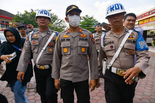 Mantan Kabag Bin Ops Direktorat Narkoba Polda Sumatera Utara AKBP Achiruddin Hasibuan (tengah) berjalan menuju gedung Bid Propam saat akan menjalani sidang Komisi Kode Etik Polri di Polda Sumatera Utara, Medan, Selasa (2/5/2023). Foto: Fransisco Carolio/ANTARA FOTO
