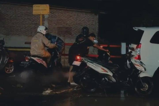 Motor mogok saat nekat menerjang banjir di Jalan Yos Sudarso, Bandar Lampung. Foto: Ist