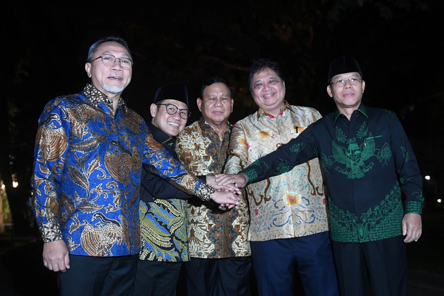 Ketum PAN Zulkifli Hasan, Ketum PKB Muhaimin Iskandar, Ketum Gerindra Prabowo, Ketum Golkar Airlangga Hartarto, dan Plt Ketum PPP Mardiono usai bertemu Presiden Jokowi di Kompleks Istana Kepresidenan, Jakarta, Selasa (2/5/2023). Foto: Akbar Nugroho Gumay/ANTARA FOTO