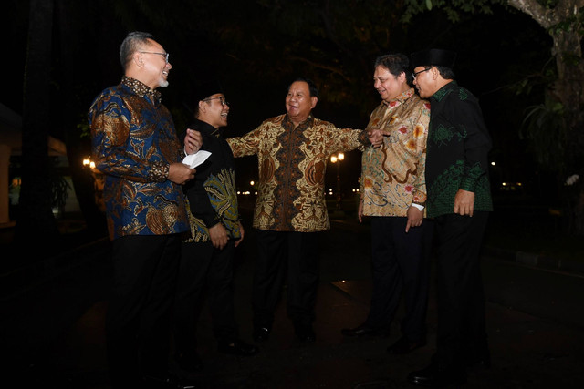 Ketum PAN Zulkifli Hasan, Ketum PKB Muhaimin Iskandar, Ketum Gerindra Prabowo, Ketum Golkar Airlangga Hartarto, dan Plt Ketum PPP Mardiono usai bertemu Presiden Jokowi di Kompleks Istana Kepresidenan, Jakarta, Selasa (2/5/2023). Foto: Akbar Nugroho Gumay/ANTARA FOTO