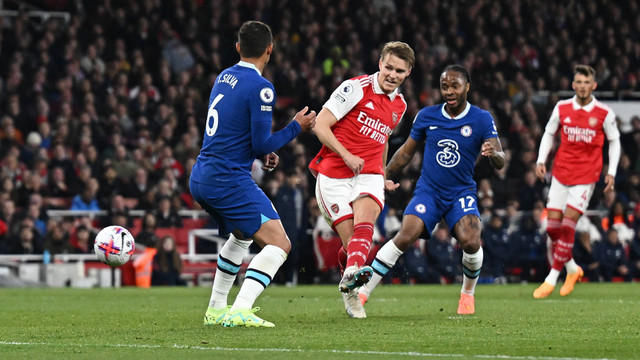 Martin Odegaard (dua dari kiri) mencetak gol saat Arsenal vs Chelsea dalam laga pekan ke-34 Liga Inggris 2022/23 di Stadion Emirates, London, pada Rabu (3/5) dini hari WIB. Foto: REUTERS/Dylan Martinez