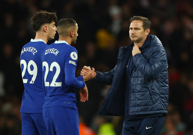 Frank Lampard (kanan) di hadapan 2 pemain Chelsea, Kai Havertz dan Hakim Ziyech. Foto: Action Images via Reuters/Matthew Childs