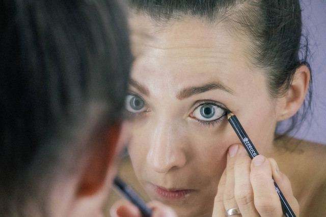 Cara Memakai Eyeliner untuk Pemula. Sumber: Unsplash/Ladislav.